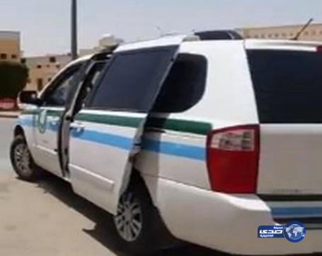 بالفيديو: مراهق يفحط بسيارة تابعة لـ “البلدية” ويهرب لدى رؤيته شخصاً يصوره