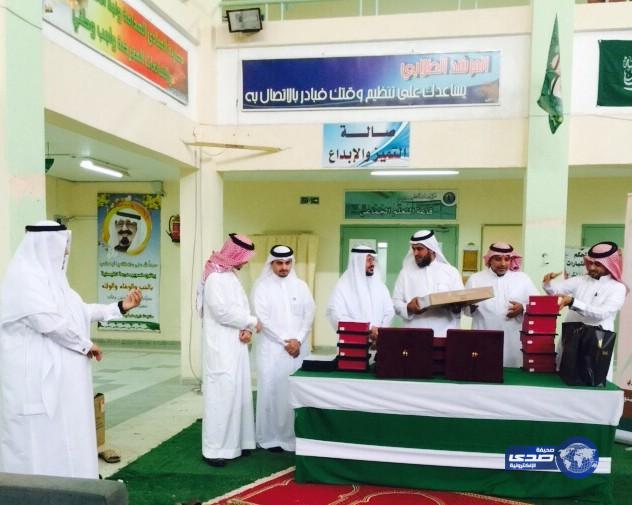 “مساعد مدير تعليم المخواة” يُكرم الفائزين بجائزة الانجاز والتميز في مادة الرياض‎