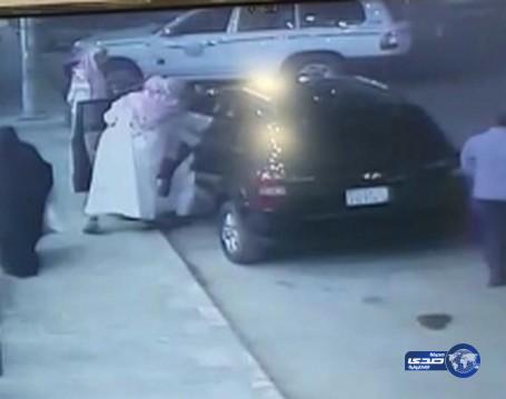 بالفيديو.. شاب يتهم “3” من “هيئة الحوطة” بالاعتداء عليه و”الهيئات” تُحقِّق