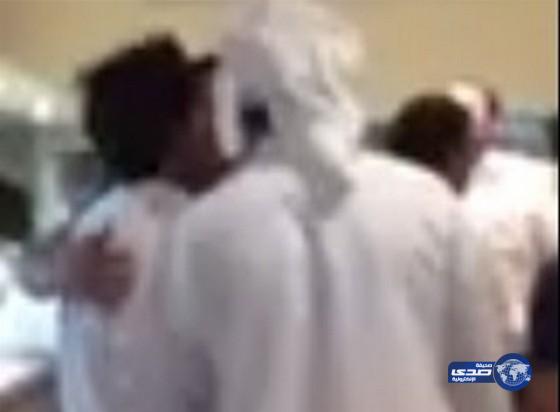 بالفيديو: مشاجرة بـ”الأحذية” و “العقل” بمطعم شهير بالدمام