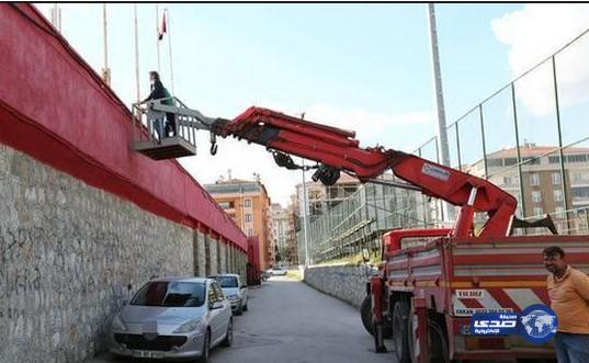 بعد منعه من الحضور.. مدرب يشاهد مباراة فريقه على شاحنة