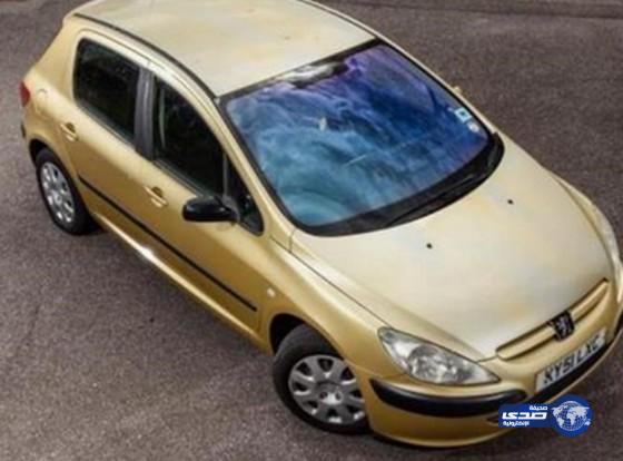 بالصور:سيدة رفضت تنظيف سيارتها فتعرّضت لموقف محرج