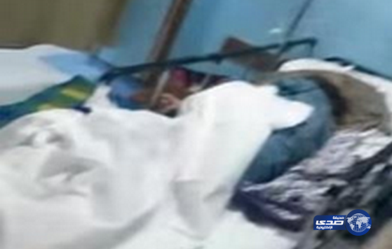 بالفيديو.. مواطن يصرخ داخل مستشفى لرفضه علاج والدته.. والطبيب يخفي وجهه من كاميرته