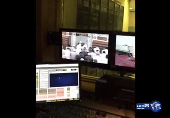 بالفيديو :نجاة الشيخ الحذيفي من محاولة إعتداء أثناء إمامته للصلاة