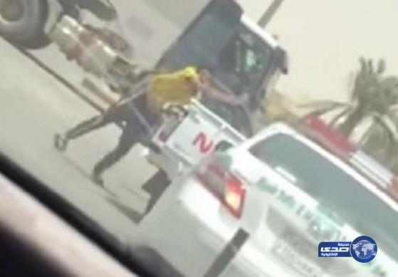 بالفيديو:ضبط المعتدي على دورية مرور وإحالته للتحقيق