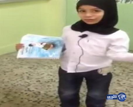 بالفيديو.. معلم يلبس طلابه ملابس نسائية ليشرح درساً