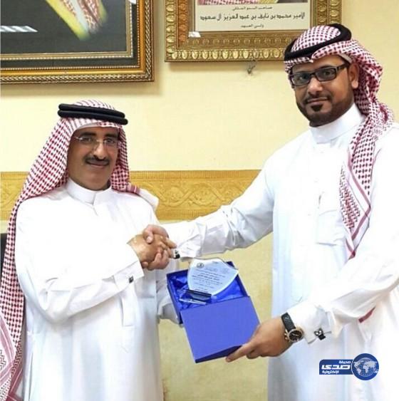 مدرسة هارون الرشيد بجدة تُكَرّم المعلم “القرني”‎