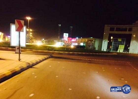 أوراق نقدية تغلق طريق الملك سلمان شمال بريدة