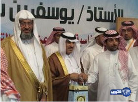 في ليلة عنوانها الوفاء مدير مدرسة .. يُفاجأ بسيارة و 15 ألف ريال هدية في حفلِ تقاعده‎