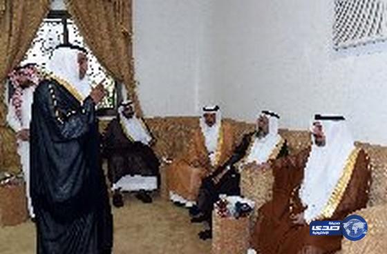 سمو امير منطقة نجران يطمان على أبناء المرحوم الشيخ حسين بن جابر أبوساق‎