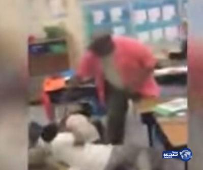 بالفيديو: مدرس أمريكي يجلد طلابه بحزام بنطاله