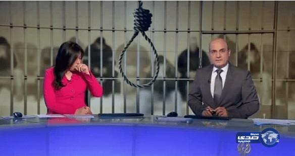 بالفيديو: موقف محرج لمذيعة الجزيرة يمنعها من استكمال قراءة الأخبار