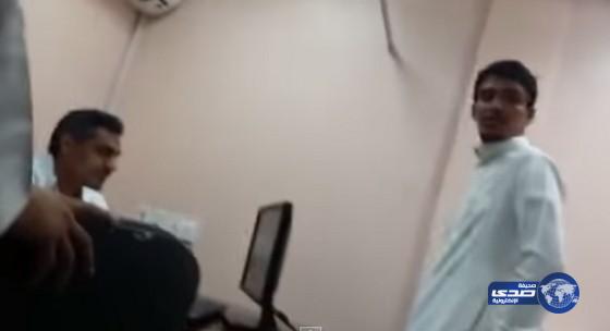 بالفيديو: طبيب يطرد مريض في مجمع الدمام الطبي