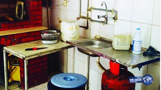 إغلاق 21 محلاً مخالفاً ومصادرة طن مواد غذائية فاسدة بمكة