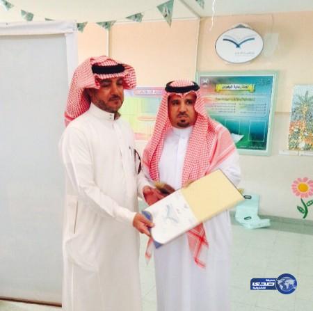 إدارة التعليم بالاحساء تكرم مسلم السالم وصالح الدباب من مدرسة الشهارين‎