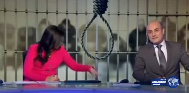 بالفيديو.. موقف محرج لمذيعة “الجزيرة” يمنعها من استكمال قراءة النشرة