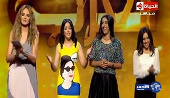 بالفيديو.. فستان مثير للجدل في برنامج مصري.. وطوني خليفة: ده تهريج