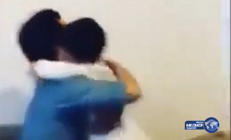 بالفيديو.. رد فعل طريف لطفل تفاجأ بعودة أخيه المبتعث من بعثته