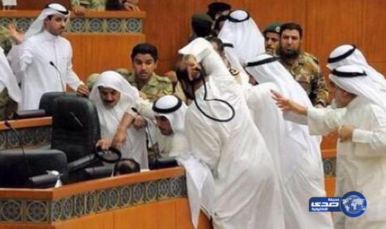 فيديو: محاولة ضرب دشتي ​بالعقال في مجلس الأمة لاعتراضه على عاصفة الحزم