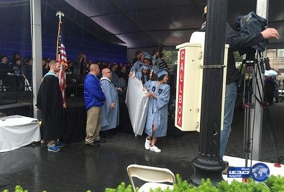 بالفيديو: فتاة تحتج على اغتصابها بدخولها حفل تخرجها حاملة مرتبتها