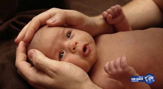 هز رأس الطفل الرضيع يسبب مضاعفات خطيرة قد تصل إلى الوفاة