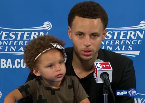 بالفيديو.. ابنة لاعب تجبر الجميع على الضحك في مؤتمر صحفي