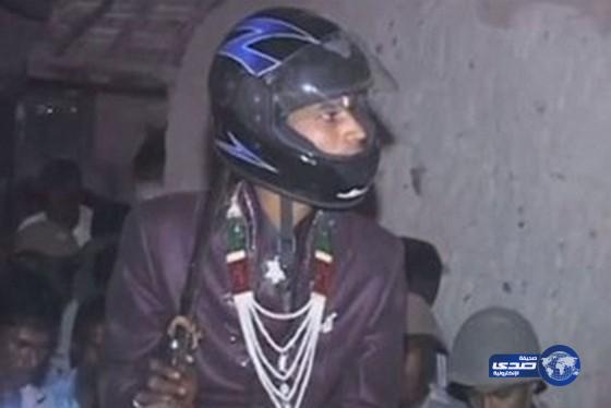 بالفيديو.. عريس يرتدي خوذة دراجة نارية خوفا من الرجم