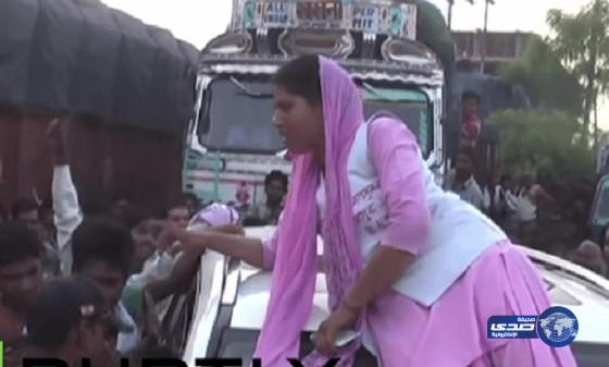 بالفيديو: هندية تحطم سيارة سياسي لتحرش حارسه بها
