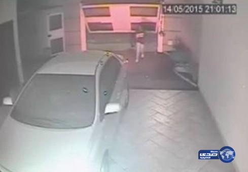 بالفيديو: صاحب سيارة يعد مفاجأة لثلاثة لصوص