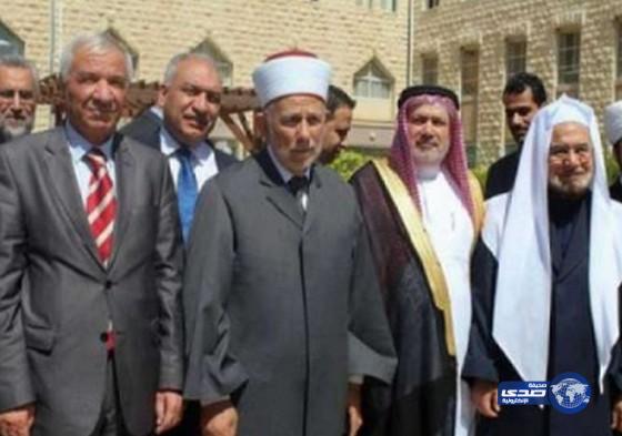 مصلون يمنعون قاضي القضاة الأردني من القاء خطبة الجمعة في المسجد الاقصى