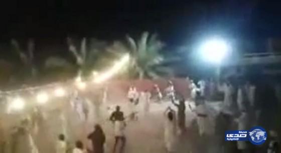 بالفيديو:  مشاجرة عنيفة بين مواطنين كانوا يمارسون رقصة &#8220;المزمار&#8221; في المدينة‎