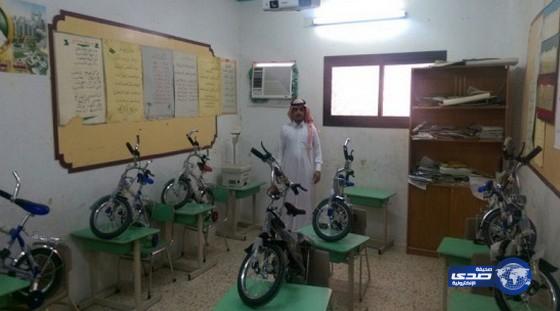 معلم يختتم عامه الدراسي بتوزيع “دراجات هوائية” لطلابه