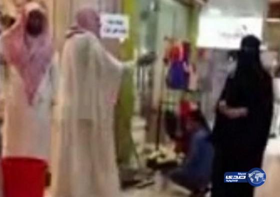 بالفيديو:عضو هيئة يطرد متسوقة بسبب” قفازات اليدين‎”