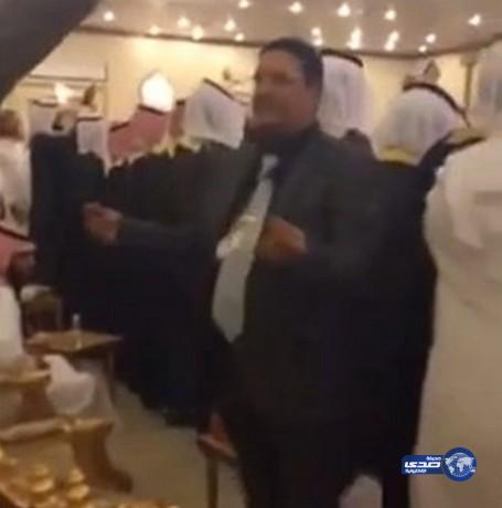 بالفيديو.. مقيم مصري يحتفل مع الضيوف في أحد الأعراس السعودية