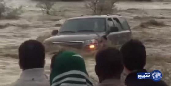 بالفيديو: احتجاز مواطن وزوجته داخل سيارة في سيول الطائف‎