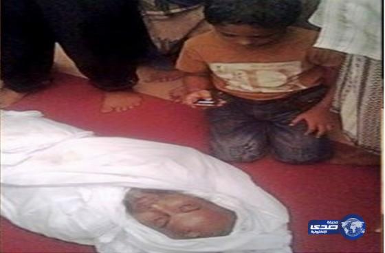 طفل يمني يلتقط صورة “الوداع الأخير” لوالده الشهيد قبل دفنه