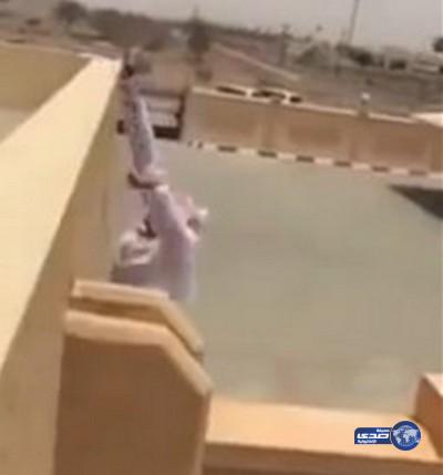 بالفيديو: سقوط طالب من أعلى سور المدرسة