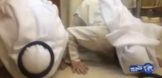 بالفيديو .. النائب الكويتي “عبدالله البرغش” يسجد شكراً بعد إلغاء سحب جنسيته