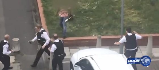 بالفيديو: مطاردة عنيفة بين رجال الشرطة البريطانية ومشتبه به