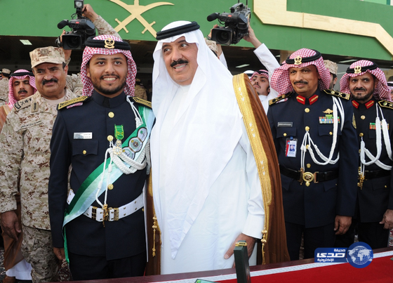 الأمير متعب يرعى حفل تخريج الدورة  الــ 26 من الضباط الجامعيين ودفعة الـ 31 من طلبة كلية الملك خالد