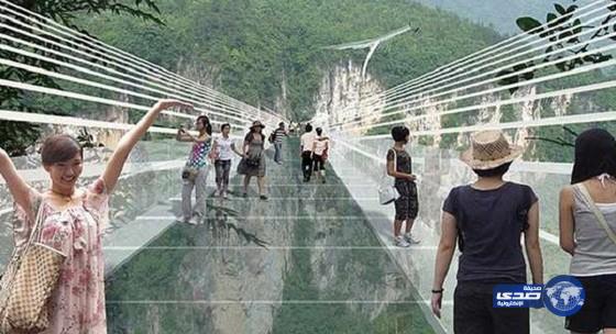 الصين تفتتح أطول وأعلى جسر زجاجي في العالم (صور)