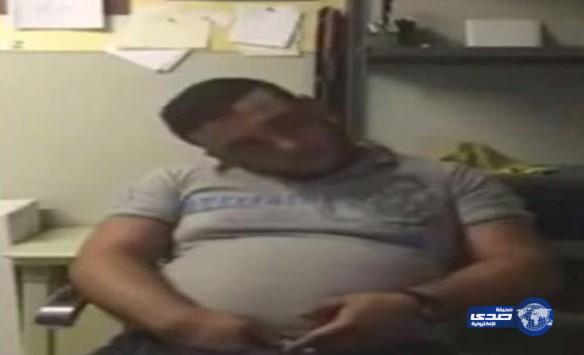 بالفيديو: مدير يصفع موظفًا غالبه النوم أثناء العمل