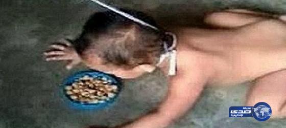 فلبينية تربط طفلها وتطعمه كالكلاب وتنشر صوره على «فيس بوك»