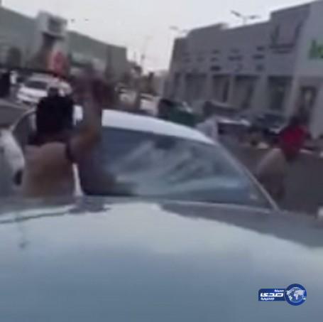 بالفيديو: القبض على 16 وافداً بالدمام ضربوا مواطنين وهشموا سياراتهم