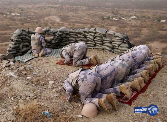 مغردون يتداولون صورة لجندي يحمي زملاءه وهم يؤدون الصلاة بالحد الجنوبي
