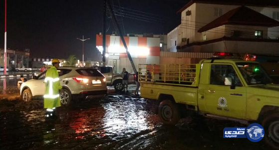 بالصور : احتجاز مركبات بسبب الأمطار على جازان