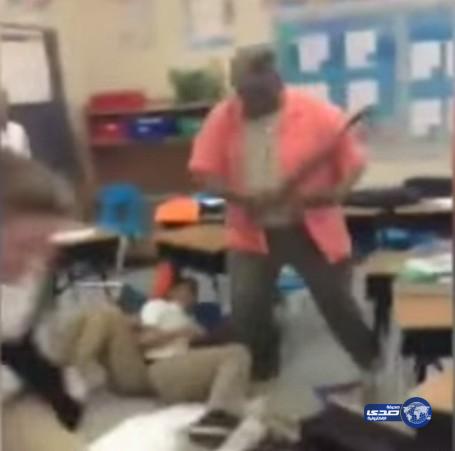 بالفيديو.. مدرس يجلد طلابه بحزام بنطاله