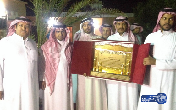 الأصدقاء الأوفياء يكرمون زمليهم لحصولهم على درجة الدكتوراه‎