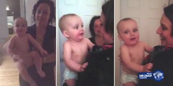 بالفيديو : ردة فعل لا تصدق لرضيع يرى توأم والدته لأول مرة