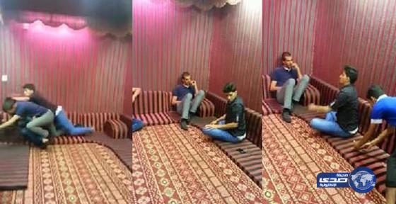 بالفيديو: خليجي ينفذ مقلباً مضحكاً بأصدقائه بواسطة ثعبان